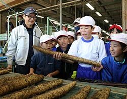 とろろごはんで稼働の安全願う　小学生が共選所を見学