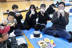 青年部員と小学生児童が収穫祭を開催　収穫のよろこびを分かち合う