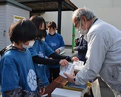 おいしく食べてね　小学生児童が育てた米販売