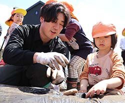 おいしい野菜になってね！、保育園児にじゃがいもとビーツ定植体験