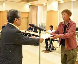 先進技術をもつ生産者の取り組みをつなぐ、精鋭生産者9人に委嘱状交付