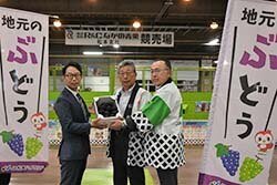 ハウス果実の出荷スタート　JA役員がトップセールス
