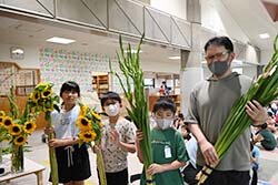 村の特産品を伝える　花の日にお花の展示とプレゼント