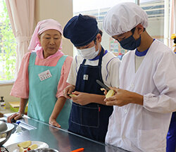 地元農作物を使った料理を楽しむ　山形小学校料理教室