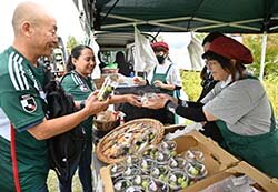 地元農産物をPR　松本山雅ホーム戦で農産物を販売