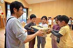 園児に朝採れの新鮮野菜と新米をお届け！　青年部島立支部農産物寄贈
