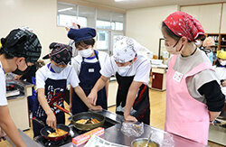 旬の食材で郷土の料理を学ぶ　山形小学校料理クラブ最終講座