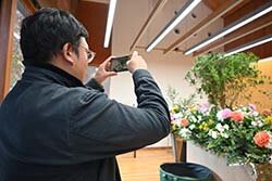 美術館を花いっぱいに　松本市主催の花き展示に協力
