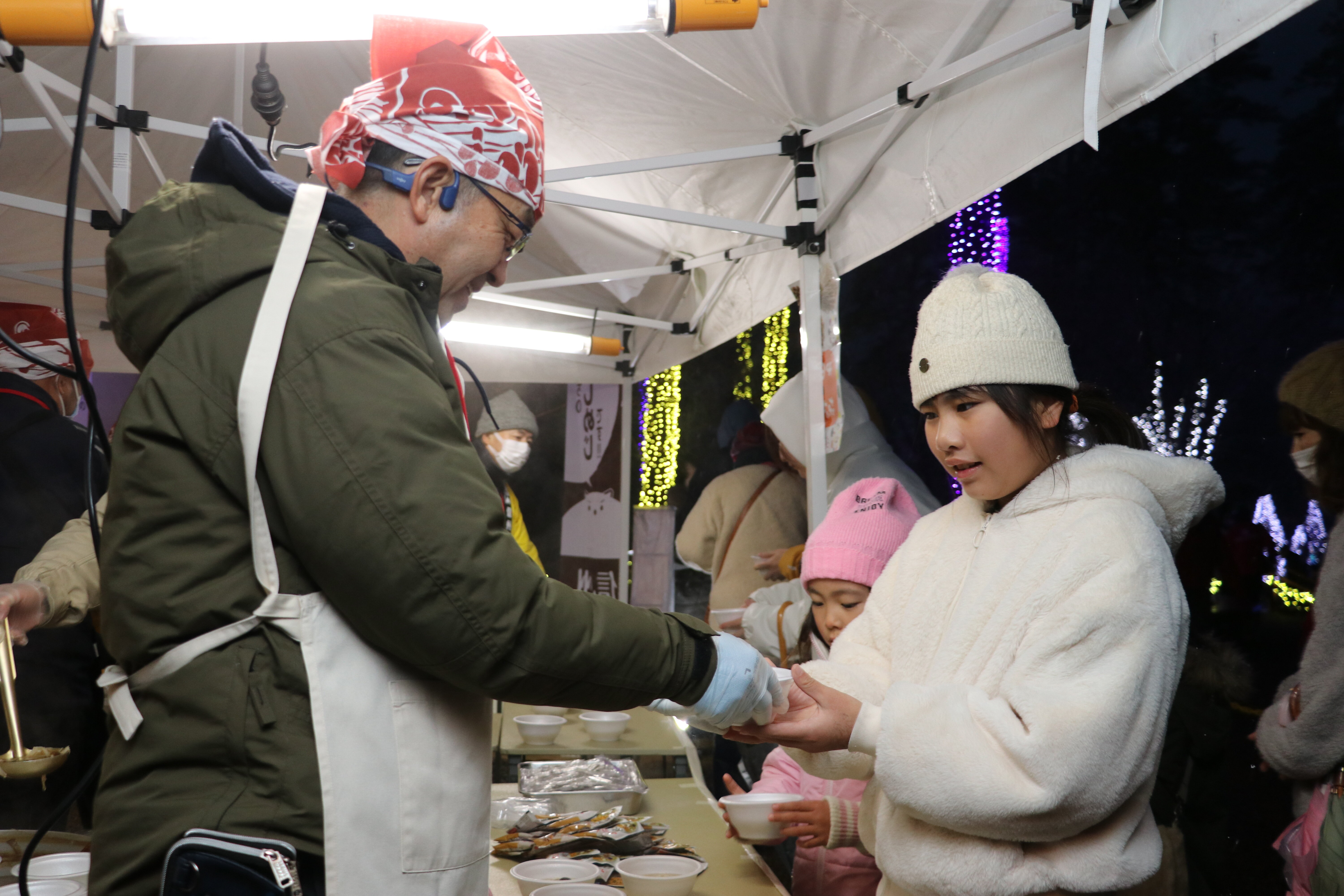 冷え込む時期に　温かいきのこスープの振舞い