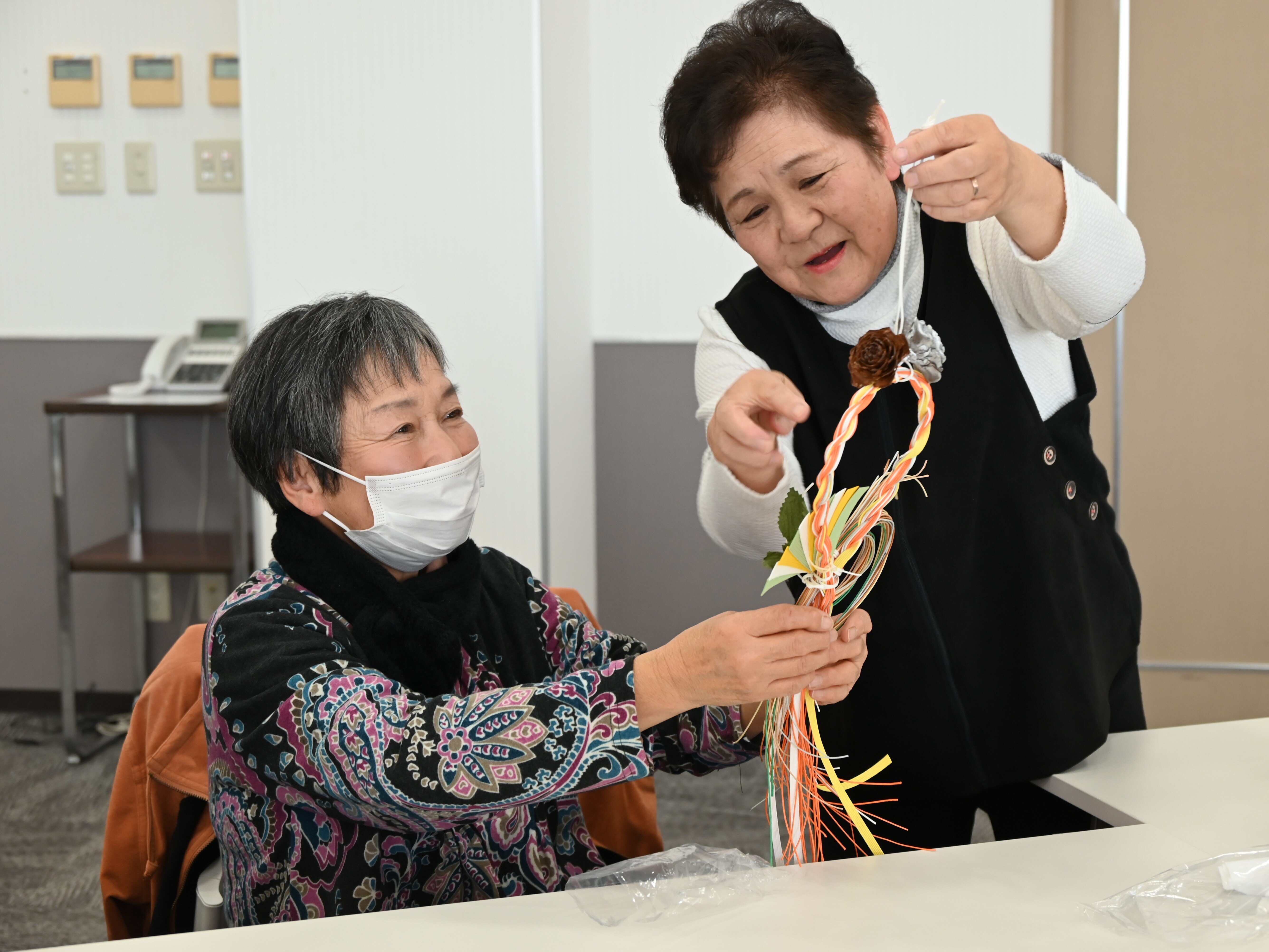 年末年始を鮮やかに彩る正月飾り作り　はつらつ大学第8回講座開催