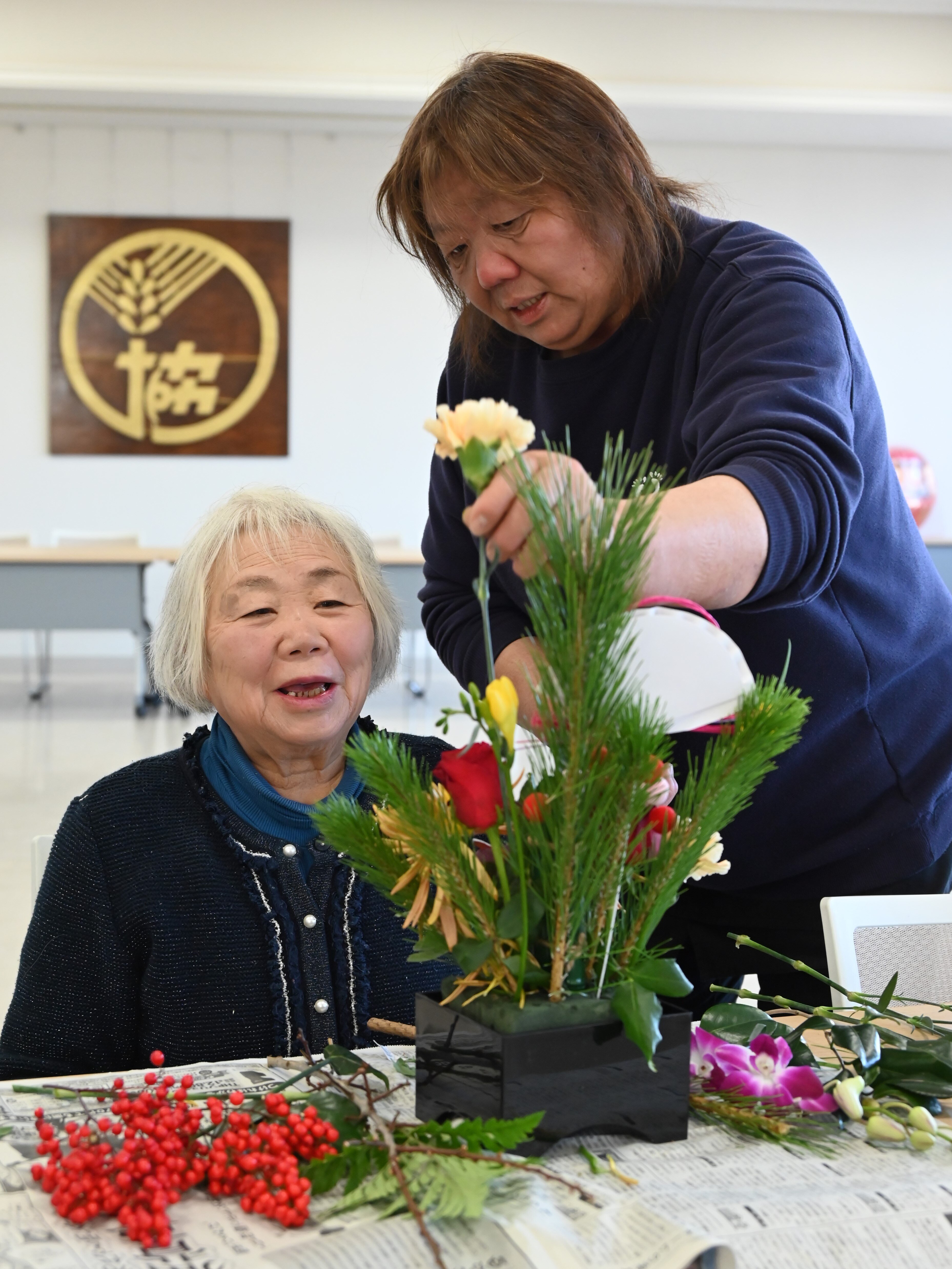 花で新年を彩る　女性組織がフワラーアレンジメント教室開催