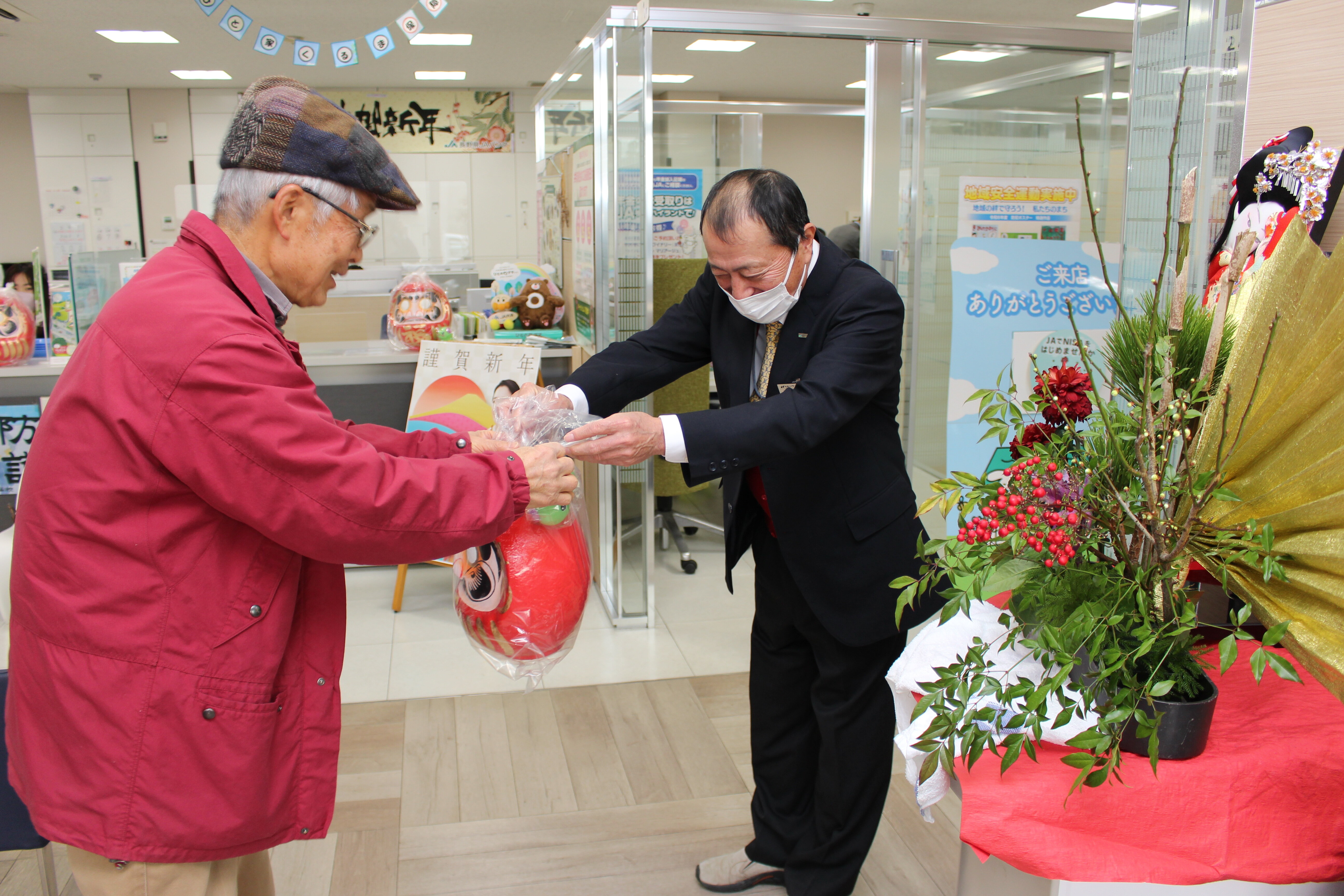 福だるまに新年の願い込め　各支所で初貯金開催
