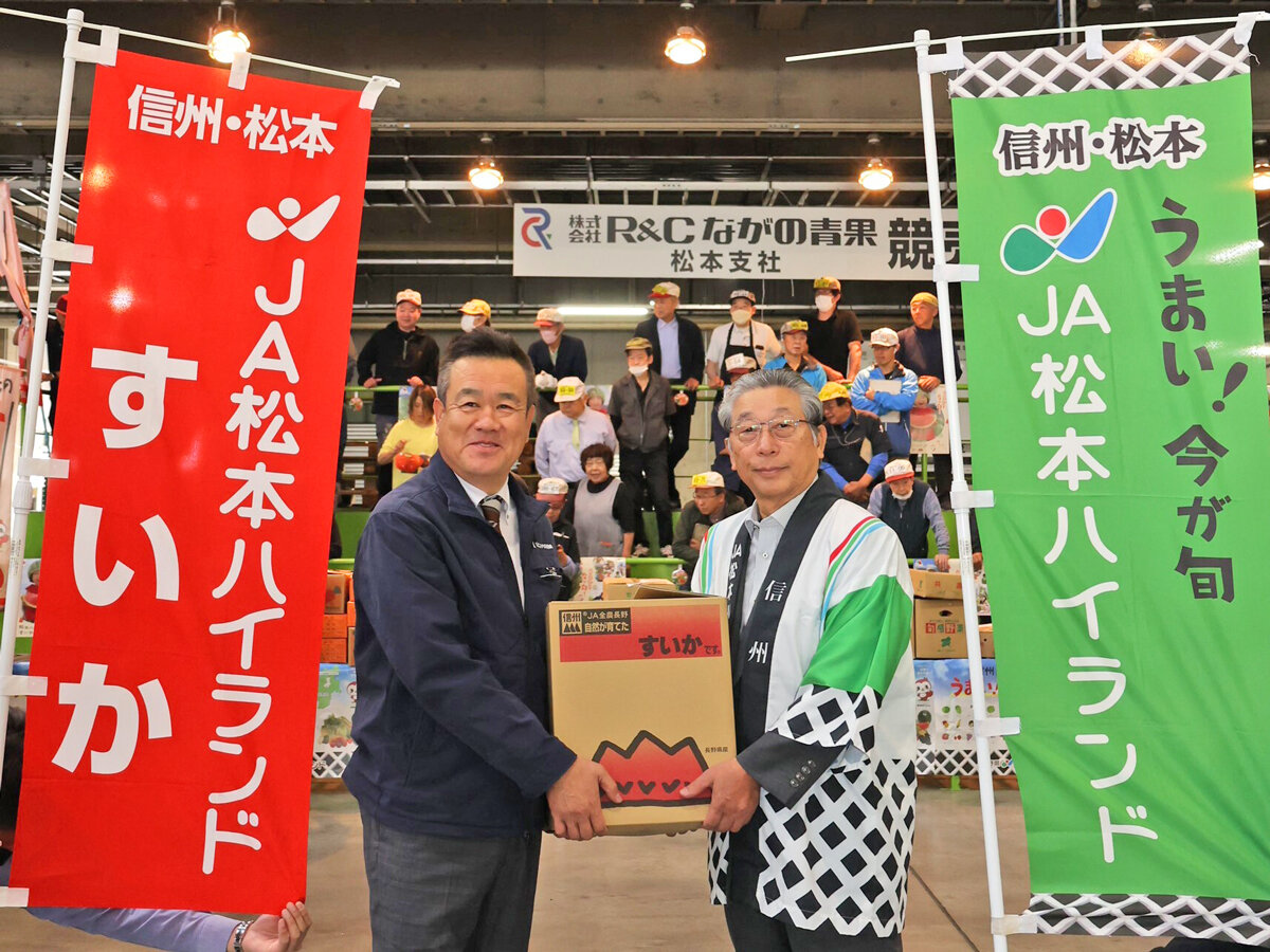 常勤役員が市場ですいかをＰＲ　地元市場でトップセールスを実施