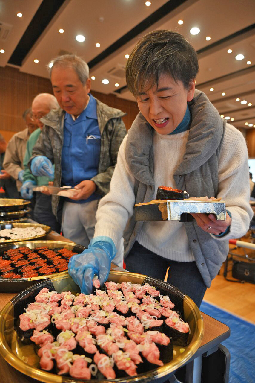 すし振る舞い産地交流　生産に感謝、収量維持願う