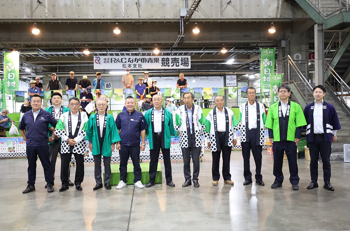 朝日村産秋作レタスをPR 地元の市場で初のトップセールス