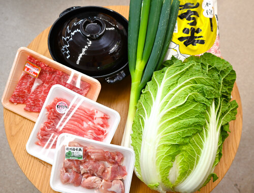 りんごやナガイモのほか、鍋物材料や切りもち、もち米、お正月飾りはもちろん、当店自慢のお肉を各種取り揃えています。